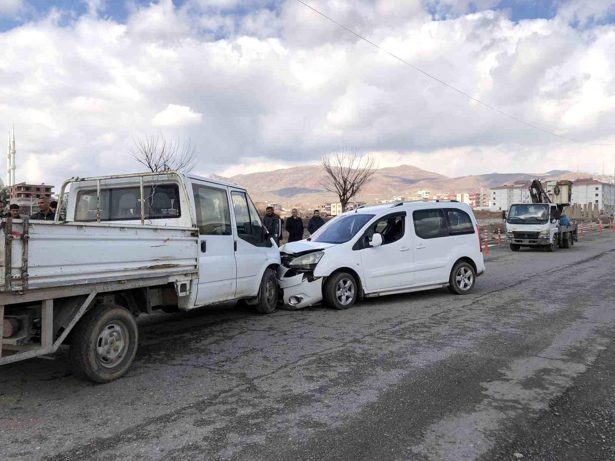 Batman\'da trafik kazası, iki araç kafa kafaya çarpıştı