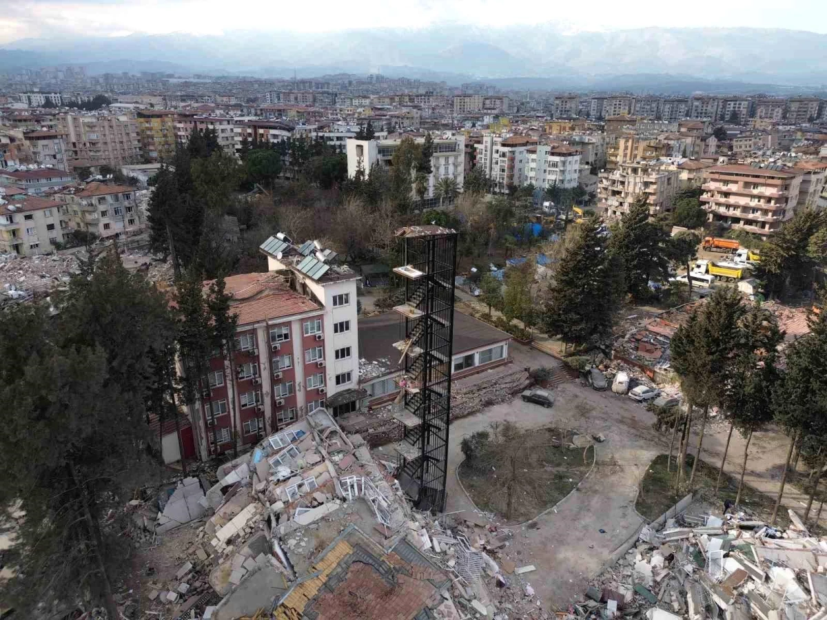 Bina yıkıldı, yangın merdiveni ayakta kaldı