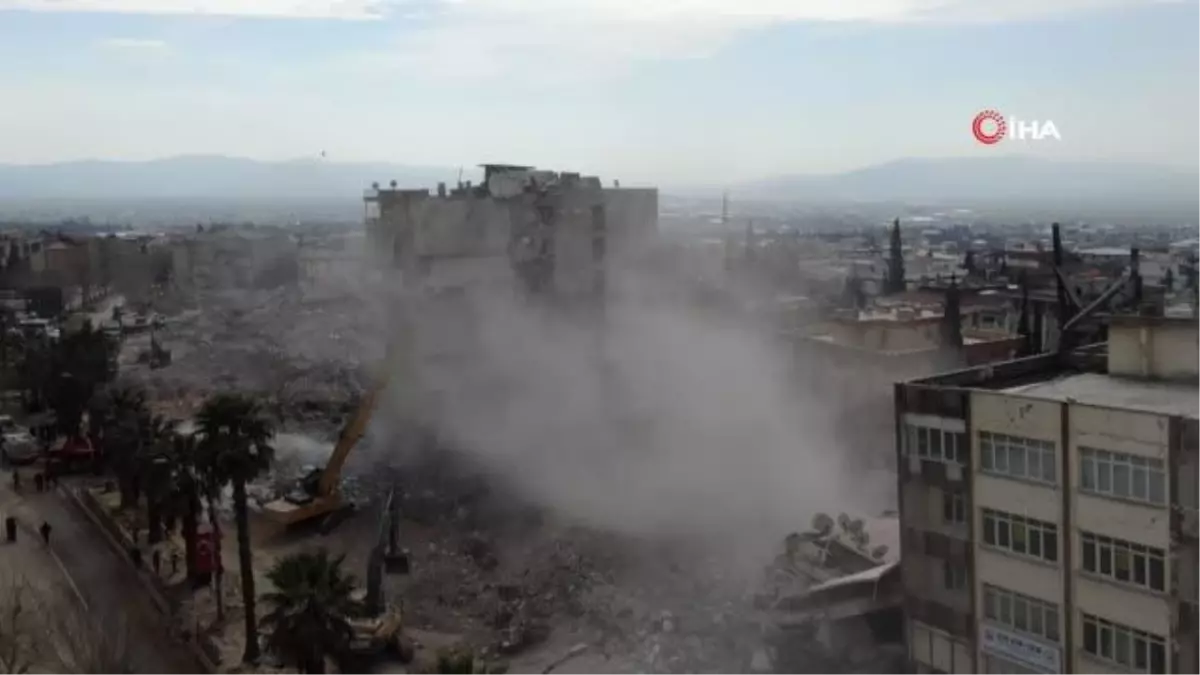 'Binayı kolonlar değil tabliyeler tutuyor' Kahramanmaraş'ta ağır hasarlı binaların yıkımı sürüyor