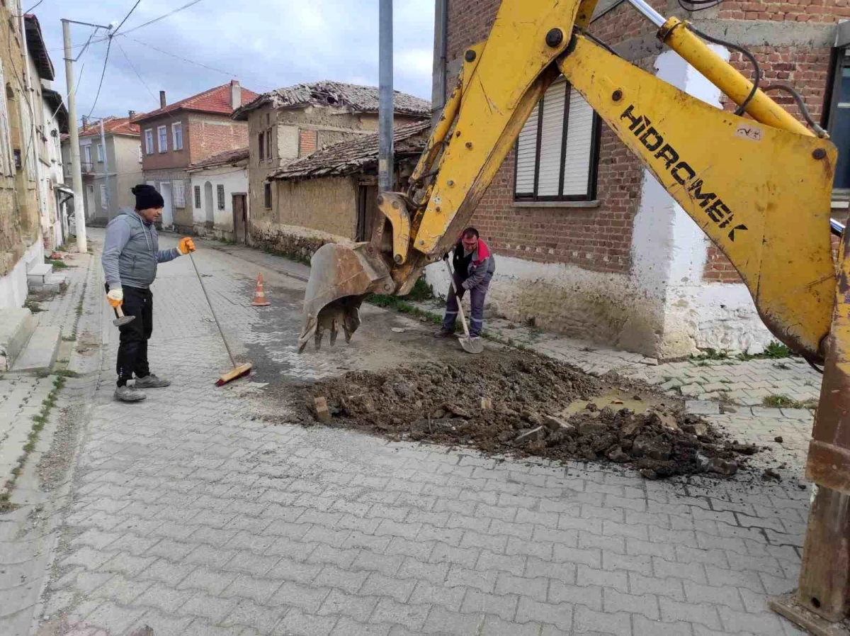 Burhaniye\'nin kırsal mahallelerinde yol çalışmaları devam ediyor