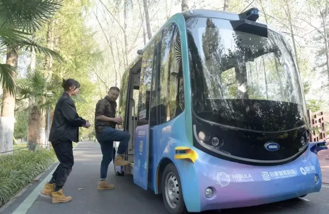 Çin'in Hefei Kentinde Sürücüsüz Otobüsler Halka Hizmet Vermeye Başladı