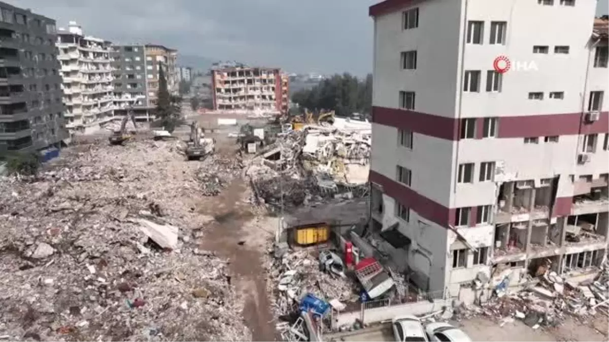 Deprem ağır hasarlı binaları yerle bir etti, Hatay hayalet şehre dönüştü