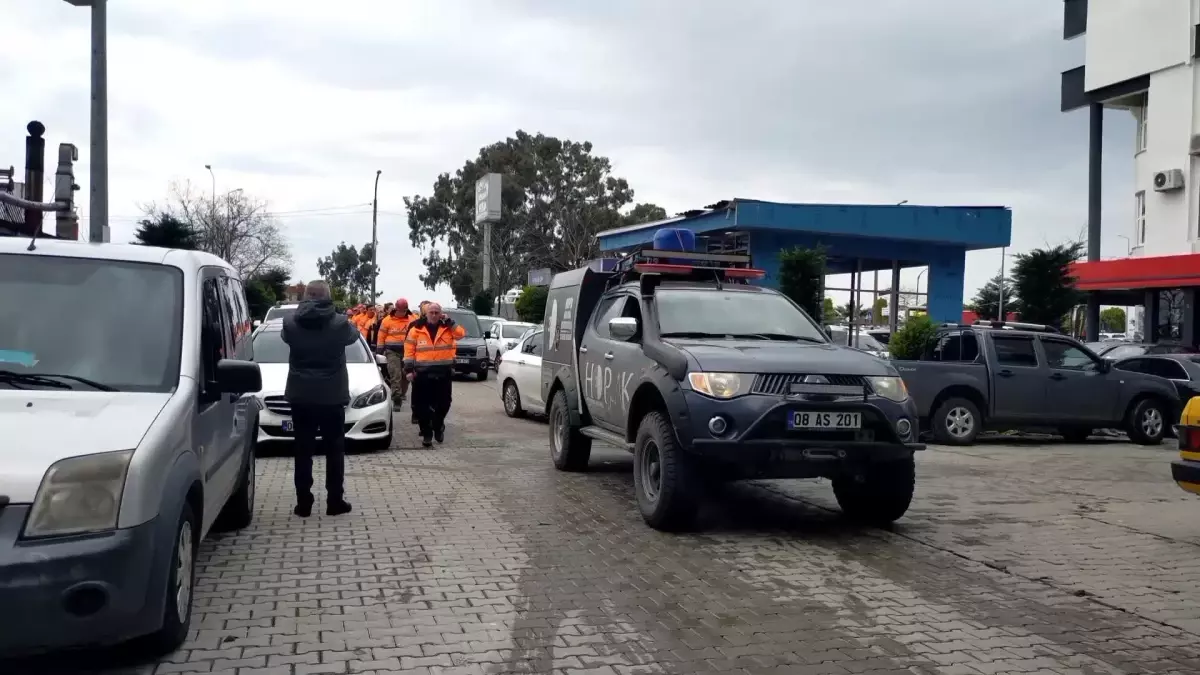 Deprem Bölgesinden Dönen Arama-Kurtarma Ekibi Hopa\'da Alkışlarla Karşılandı