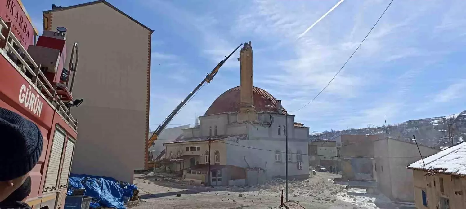 Depremde hasar gören minareler yıkılıyor