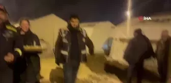 Depremzede küçük kıza doğum günü sürprizi