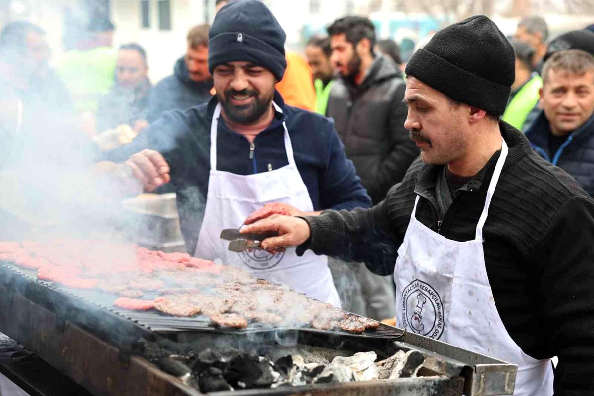 Depremzedelere Sivas köftesi ikram ettiler