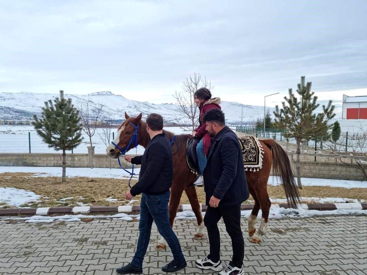 Develi\'de depremzede çocuklar at bindi