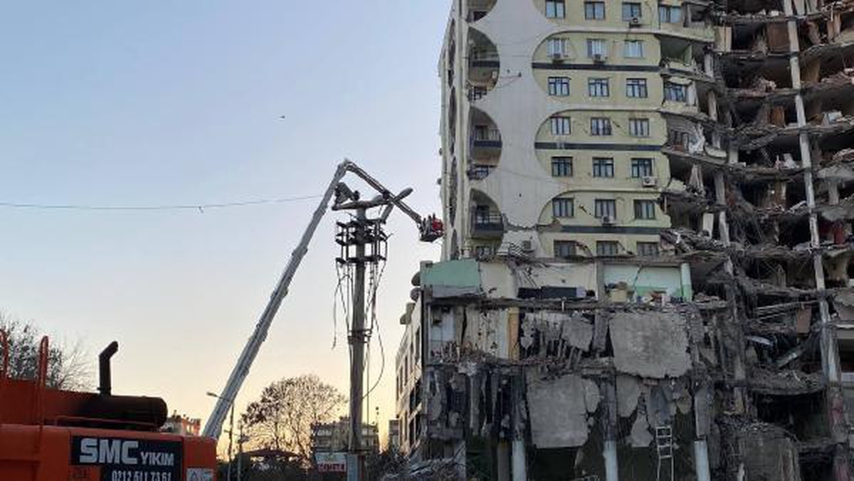 Diyarbakır\'da 1 bloğu yıkılan Galeria Sitesi\'nde dron ile hayvan kurtarma operasyonu