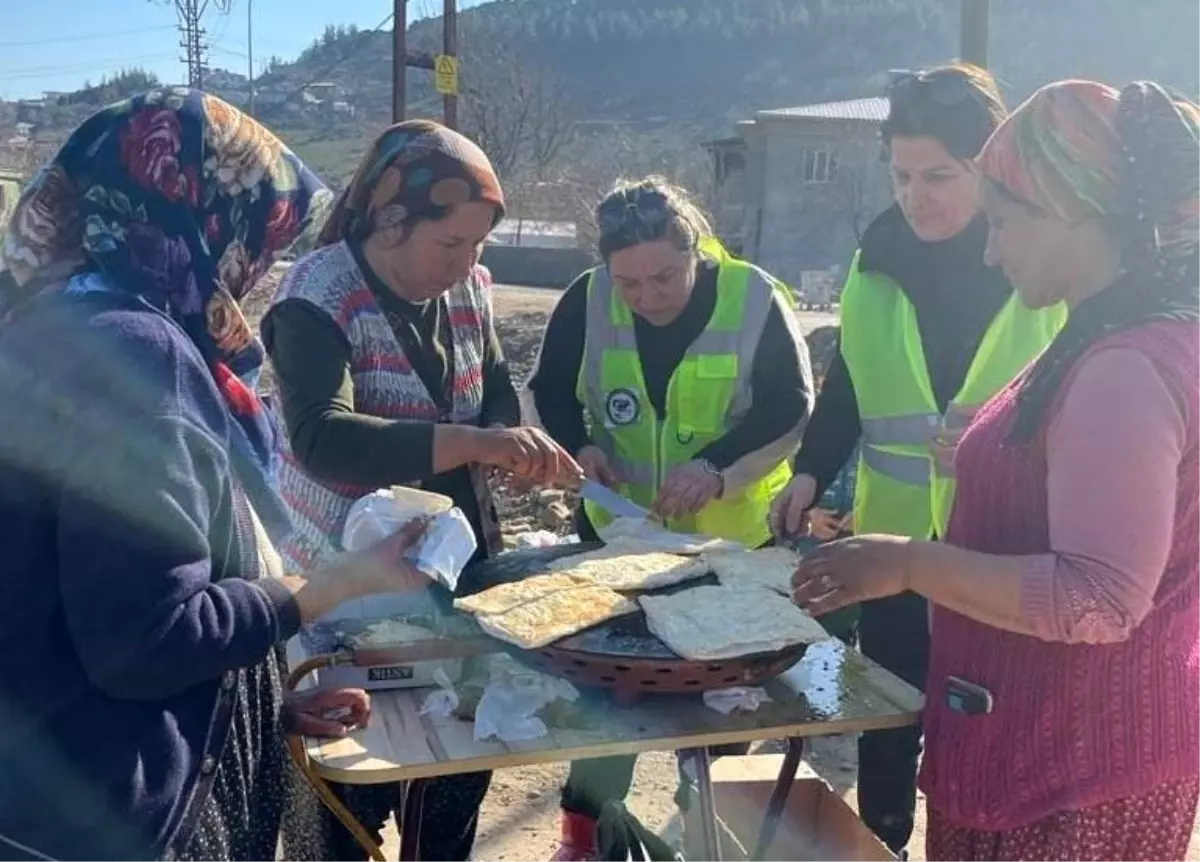 Düzceli kadınlar deprem bölgesinde gözleme yaptı