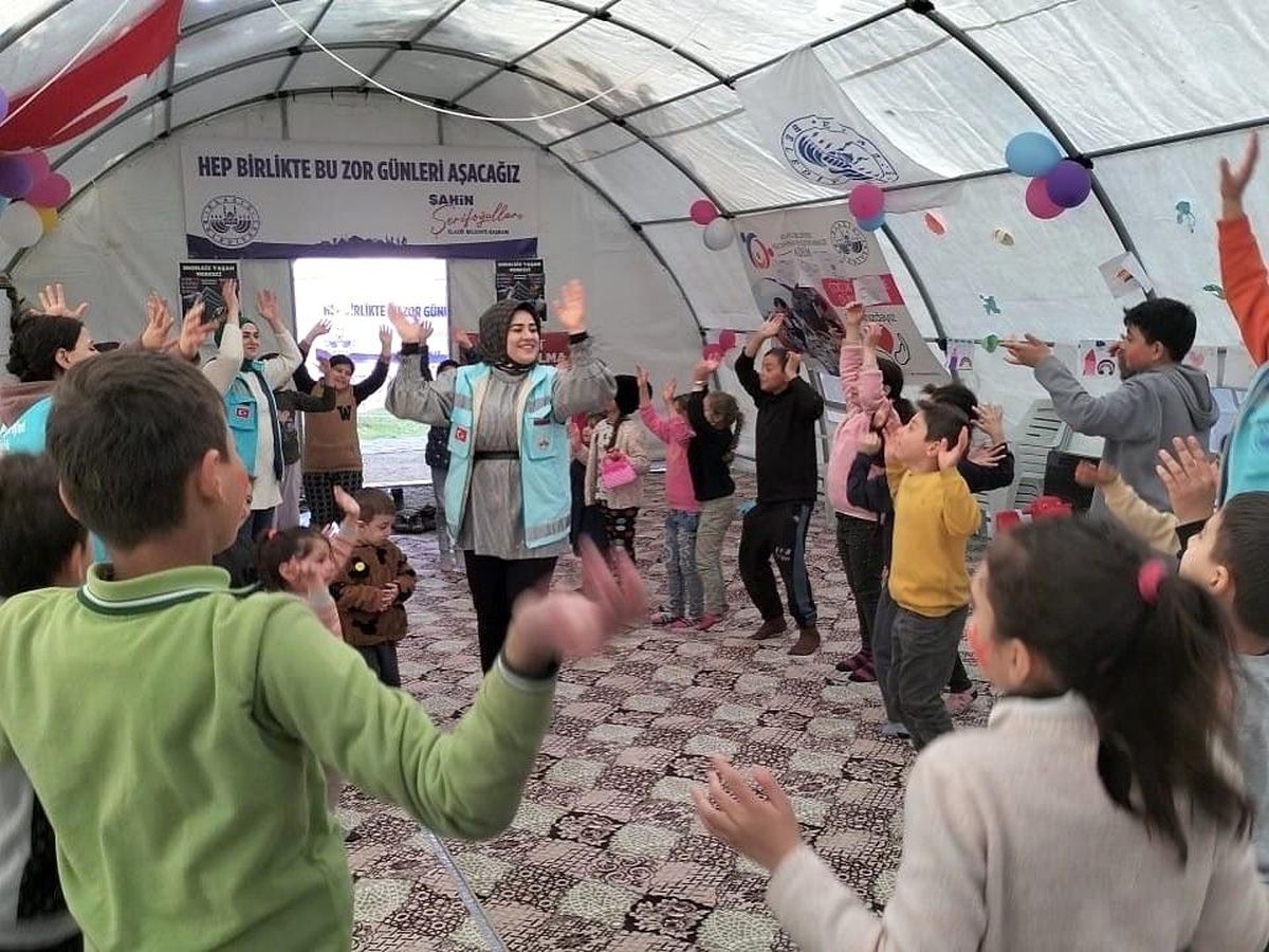 Elazığ Belediyesinin kurduğu oyun çadırı, depremzede çocukların neşe kaynağı oldu