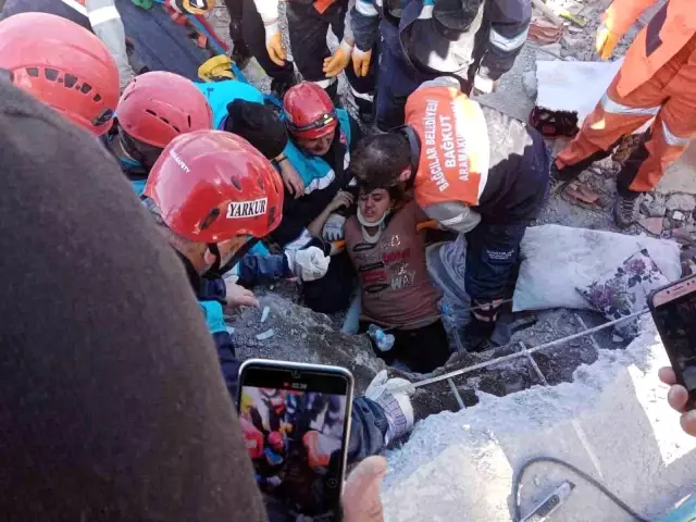 Ekipler tam o noktaya yoğunlaştı! Enkazdan uçup çıkan papağan anne ve kızını kurtardı