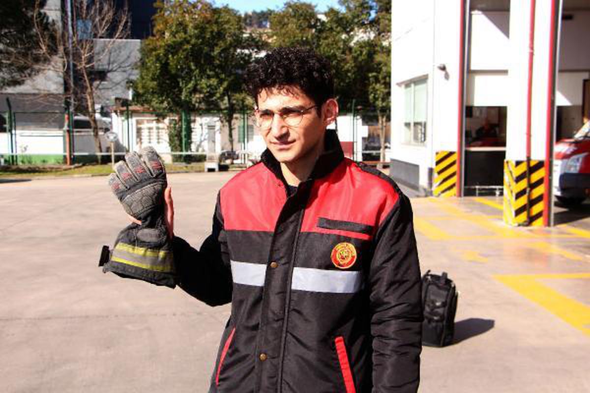 Enkazdan çıkardığı Reyyan elini tutmaya devam edince, eldivenini ona bıraktı