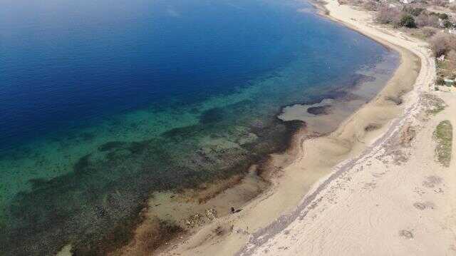 Erdek'te deniz çekildi, antik liman ortaya çıktı Erdek'te deniz çekildi, antik liman ortaya çıktı