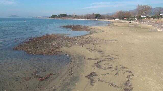 Erdek'te deniz çekildi, antik liman ortaya çıktı Erdek'te deniz çekildi, antik liman ortaya çıktı
