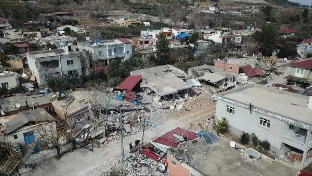 FAY HATTI ÜZERİNE KURULU KÖY DEPREMDE YERLE BİR OLDU