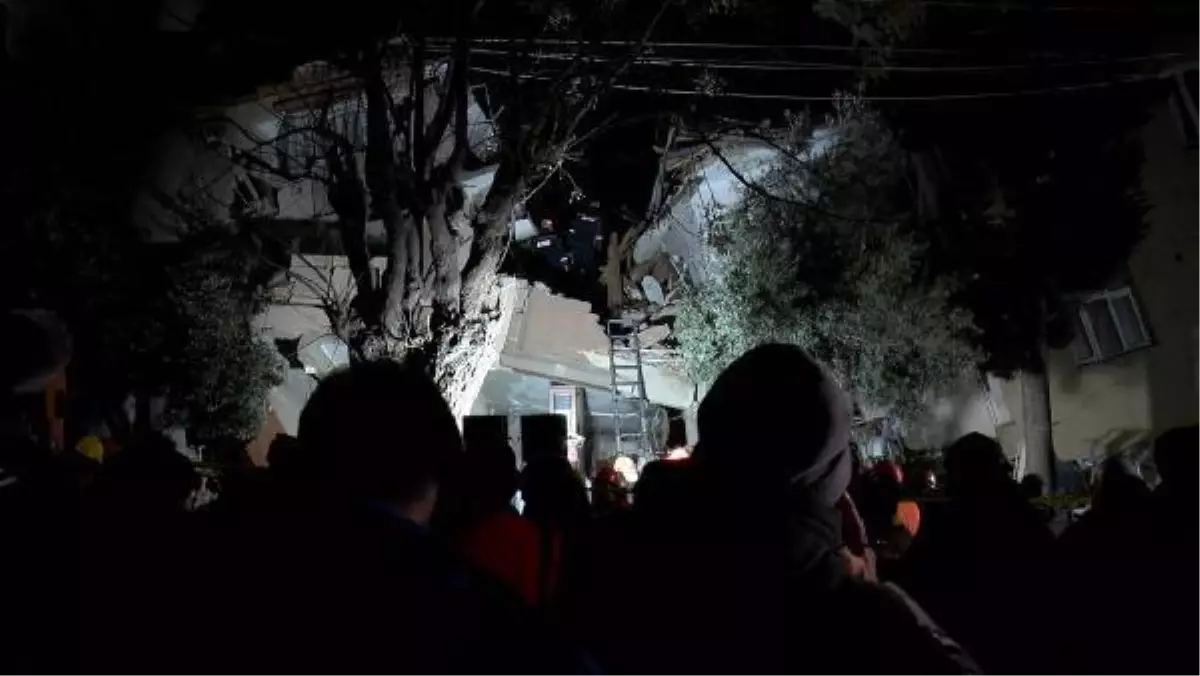 Fotoğraf)Antakya\'da eşya aldıkları hasarlı bina Hatay depreminde yıkıldı; 3 kişi enkaz altında