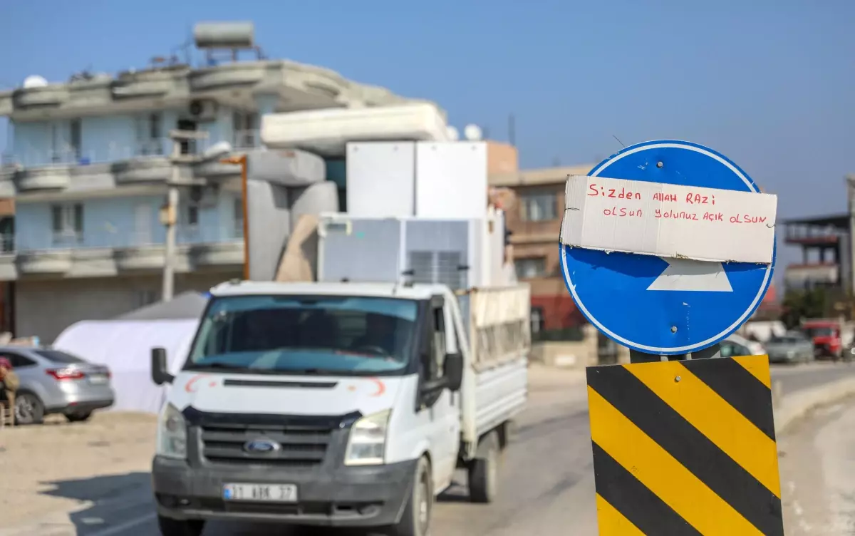 Hatay\'ın Samandağ ilçesine yardıma gelip ayrılanlar için tabelaya "Yolunuz açık olsun" notu asıldı