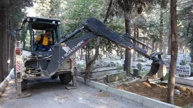 Hatay'da deprem sonrası mezarlar hasar gördü, bazıları yola savruldu