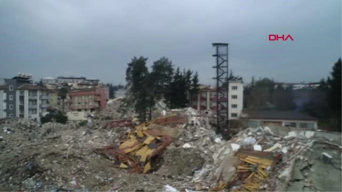 Hatay\'da depremde binalar yıkıldı, yangın merdiveni ayakta kaldı