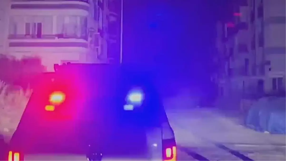 Hatay\'daki 6.4\'lük deprem anı kamerada! Arama kurtarma ekibinin aracı beşik gibi sallandı