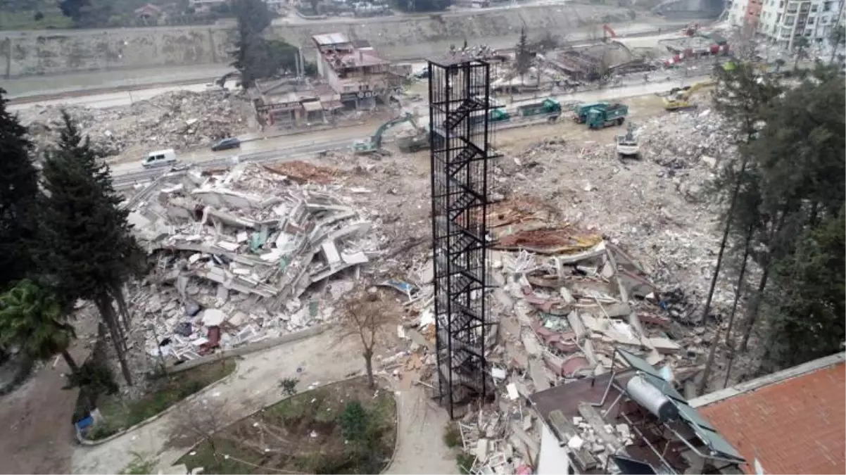 Hatay\'daki depremde yıkılan üniversite misafirhanesinden geriye yangın merdiveni kaldı