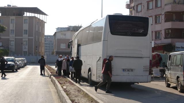 Hataylılar yerle bir olan şehirden otobüslerle ayrılıyor