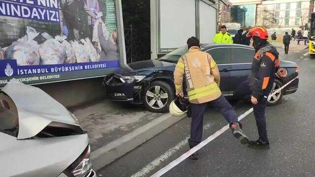 İSTANBUL-BEYLİKDÜZÜ'NDE SERVİS OTOBÜSÜ 9 ARACA ÇARPTI: 8 YARALI-1