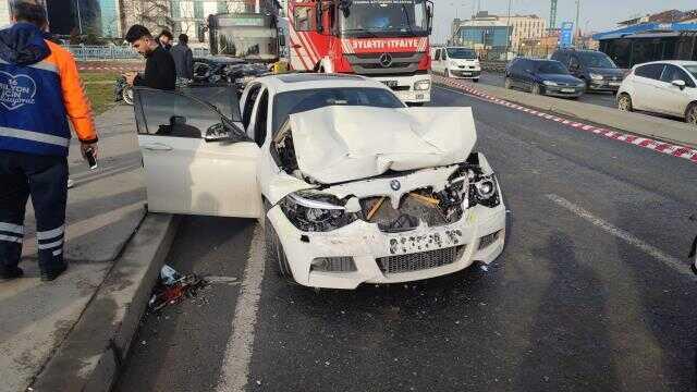 İSTANBUL-BEYLİKDÜZÜ'NDE SERVİS OTOBÜSÜ 9 ARACA ÇARPTI: 8 YARALI-1