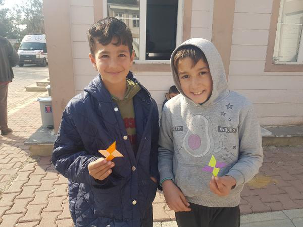 Japon ekip moral vermek için depremzede çocuklara origami öğretiyor