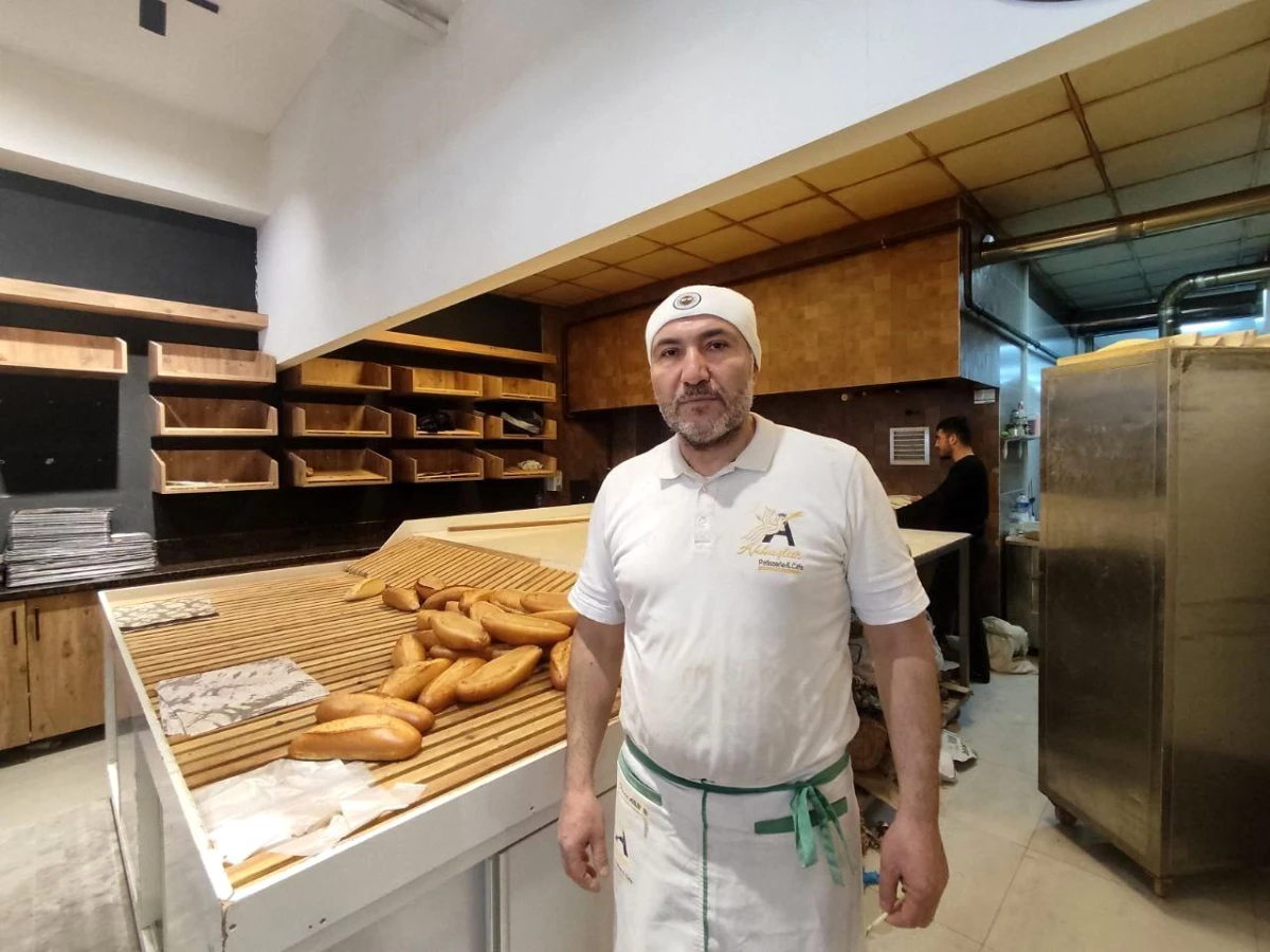 Kahramanmaraşlı işletmeci, depremzedeler için Ukrayna\'dan dönüp ekmek dağıtmaya başladı