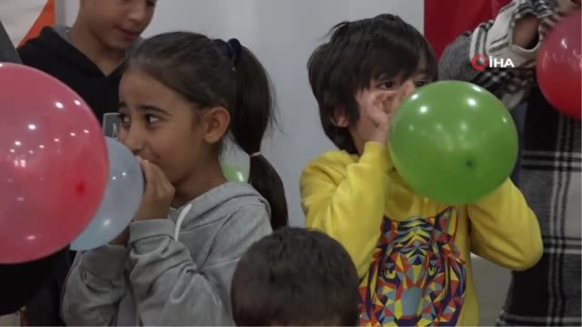 Karagöz ve Hacivat depremzede çocukların yüzünü güldürdü