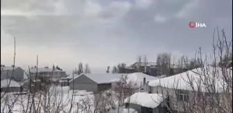 Karlıova'da kar yağışı etkili oldu, eğitime ara verildi