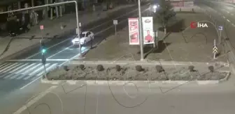 Kırmızı ışıkta bekleyen araca böyle çarptı.. O anlar kamerada