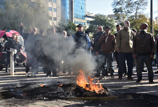 Lübnan'da Halk Merkez Bankası Önünde Ekonomik Durumu Protesto Etti Lübnan'da Halk Merkez Bankası Önünde Ekonomik Durumu Protesto Etti