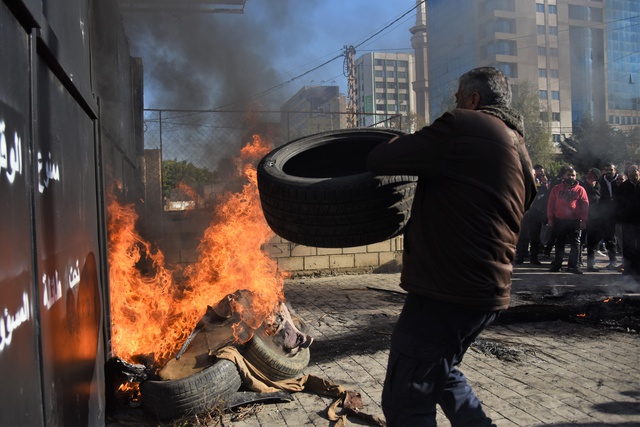 Lübnan'da Halk Merkez Bankası Önünde Ekonomik Durumu Protesto Etti Lübnan'da Halk Merkez Bankası Önünde Ekonomik Durumu Protesto Etti