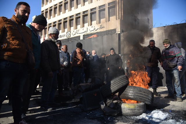 Lübnan'da Halk Merkez Bankası Önünde Ekonomik Durumu Protesto Etti Lübnan'da Halk Merkez Bankası Önünde Ekonomik Durumu Protesto Etti