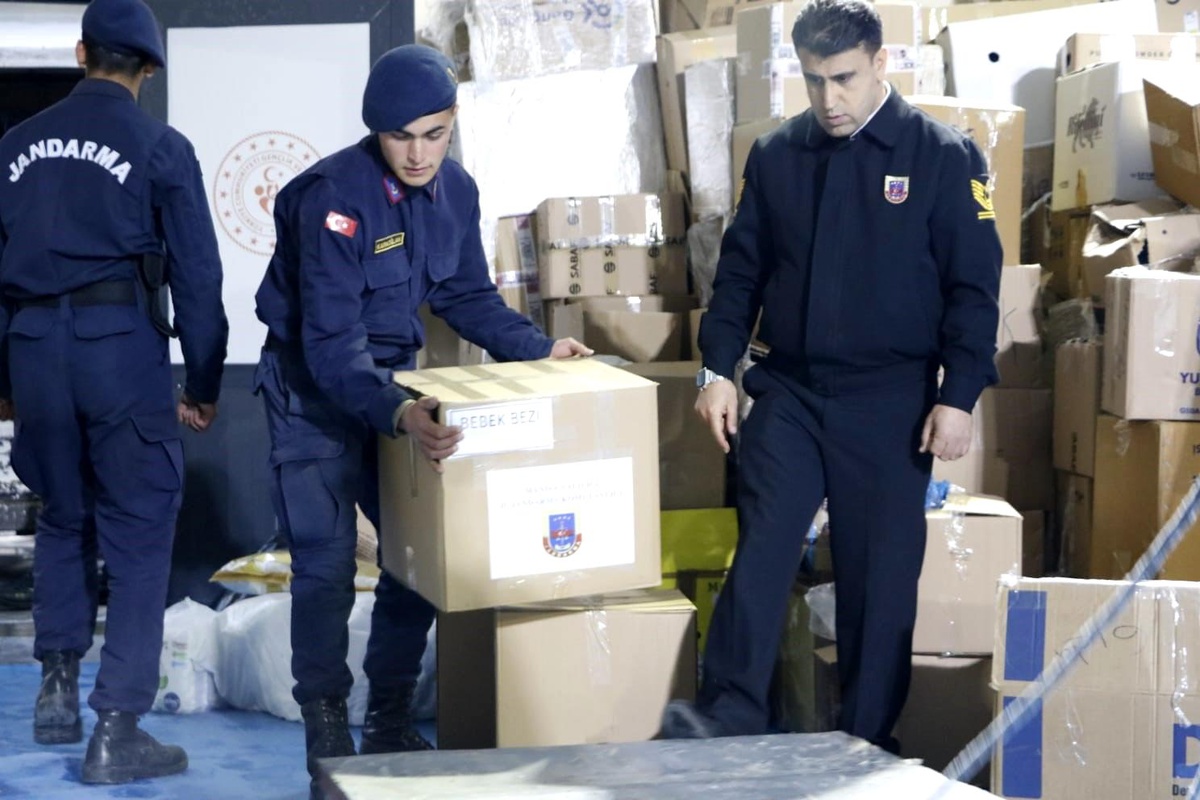 Manisa jandarmasından deprem bölgesine anlamlı destek