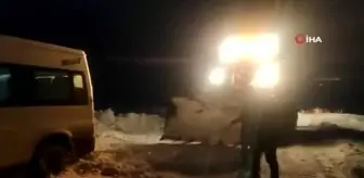 Muradiye'de yolda mahsur kalanların imdadına karla mücadele ekipleri yetişti