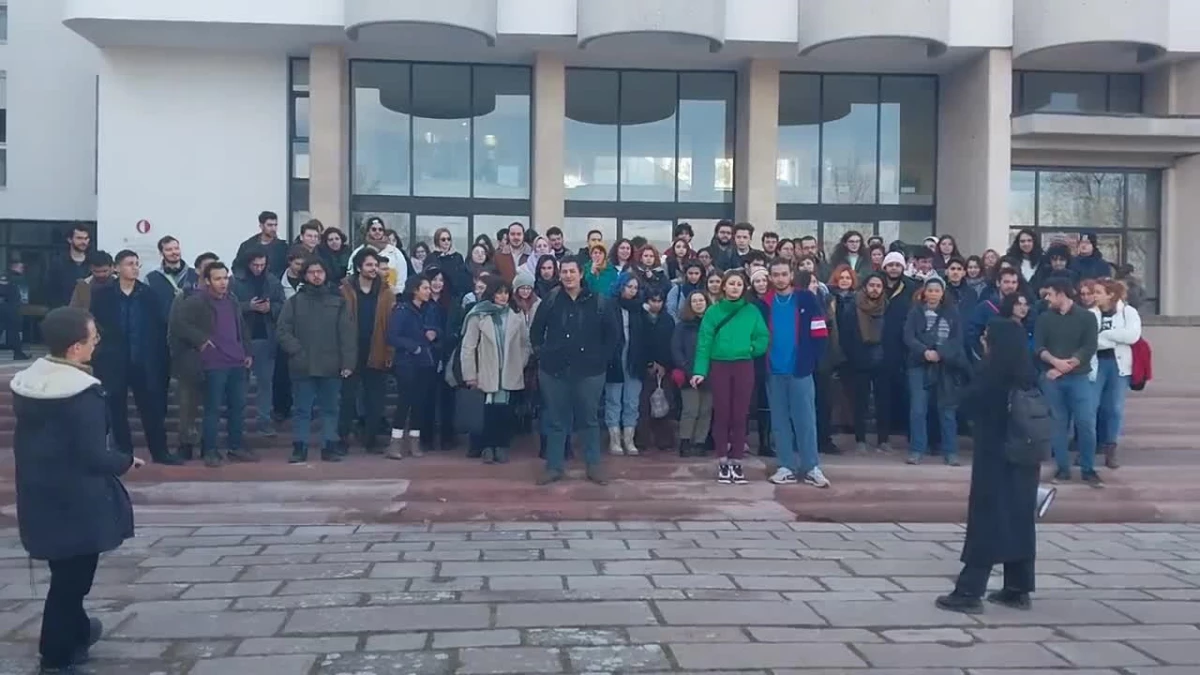 ODTÜ\'lü Öğrenciler Yurtlara Alınmama Kararını Rektörlük Önünde Protesto Etti