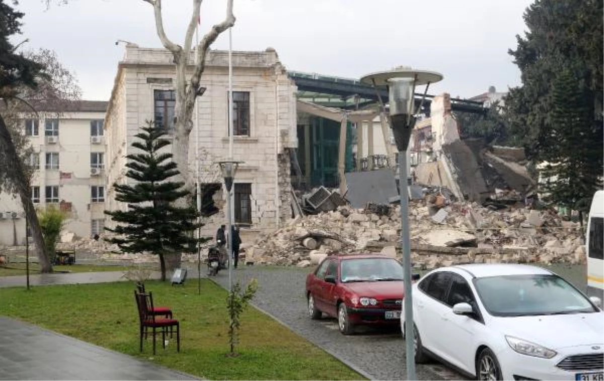 Tarihi Hatay Valilik binasının bir bölümü, 6.4\'lük depremde çöktü