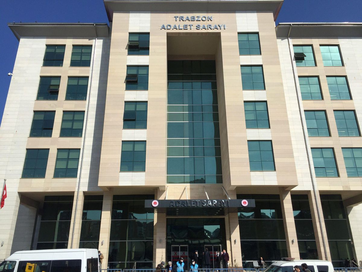 Trabzon Adliyesi\'nde Görevli Kâtip, Tarafı Olduğu Dava Dosyasındaki Belgelere Müdahale Ettiği İddia Edildi