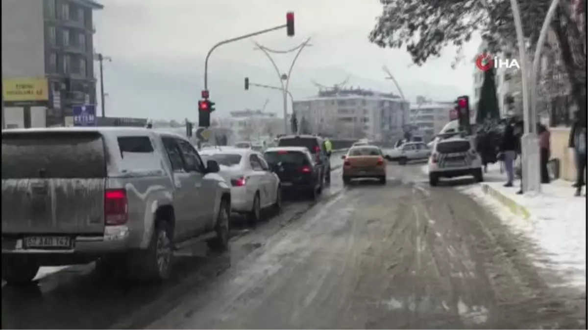 Tunceli\'de buzlanma trafiği olumsuz etkiledi