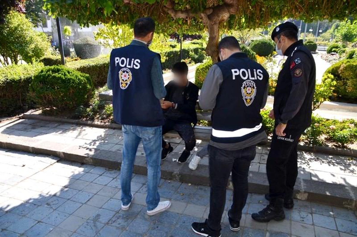 Üzerinden çok sayıda kimlik ve telefon çıktı