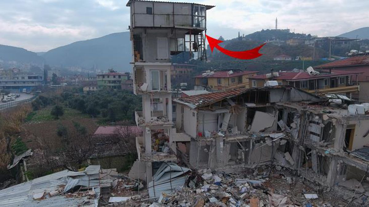 Yarısı çöken binanın üstündeki 'güvercin evi' son depremlerle de yıkılmadı! Son hali inanılmaz