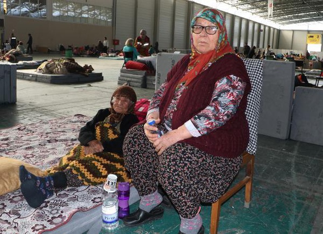 Uzmanların yaptığı uyarılar Adana'da tedirginlik yarattı! Vatandaşlar evlerine dönemiyor Uzmanların yaptığı uyarılar Adana'da tedirginlik yarattı! Vatandaşlar evlerine dönemiyor