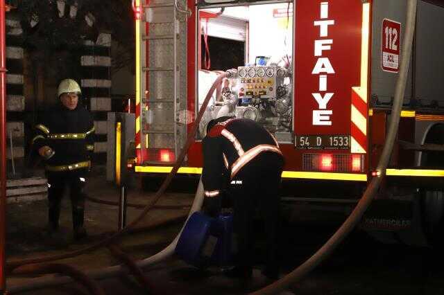 Alevler adeta geceyi aydınlattı! 6 katlı otelin çatısı cayır cayır yandı