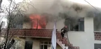 Alevlere teslim olan evden cansız bedeni çıktı