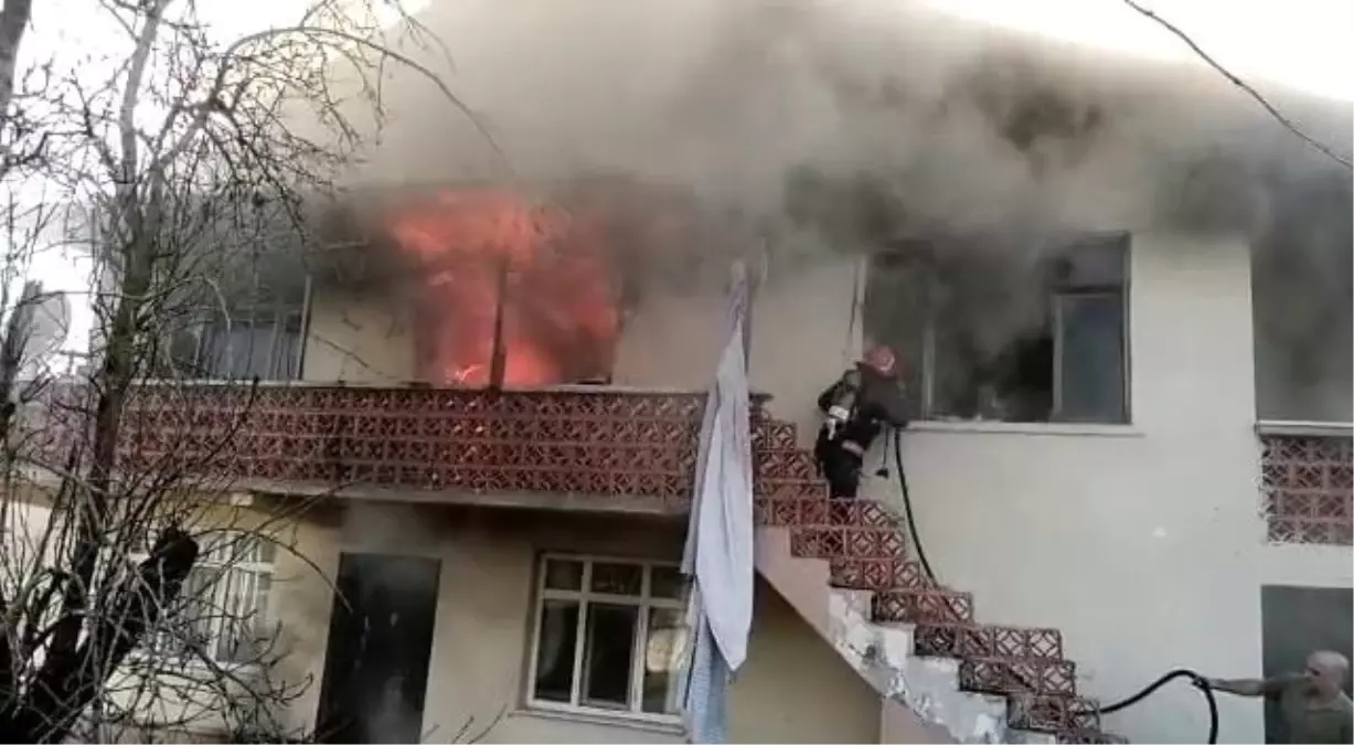 Alevlere teslim olan evden cansız bedeni çıktı