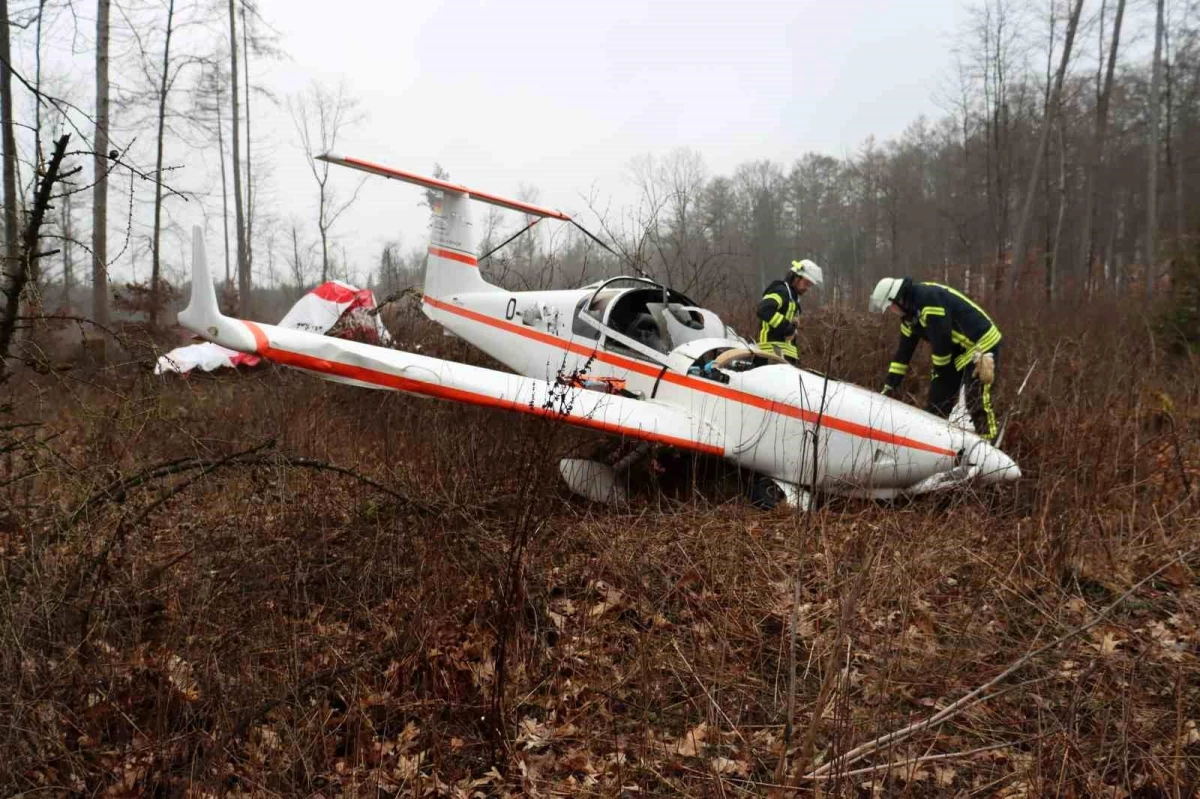 Almanya\'da küçük uçak, ormanlık alana zorunlu iniş yaptı