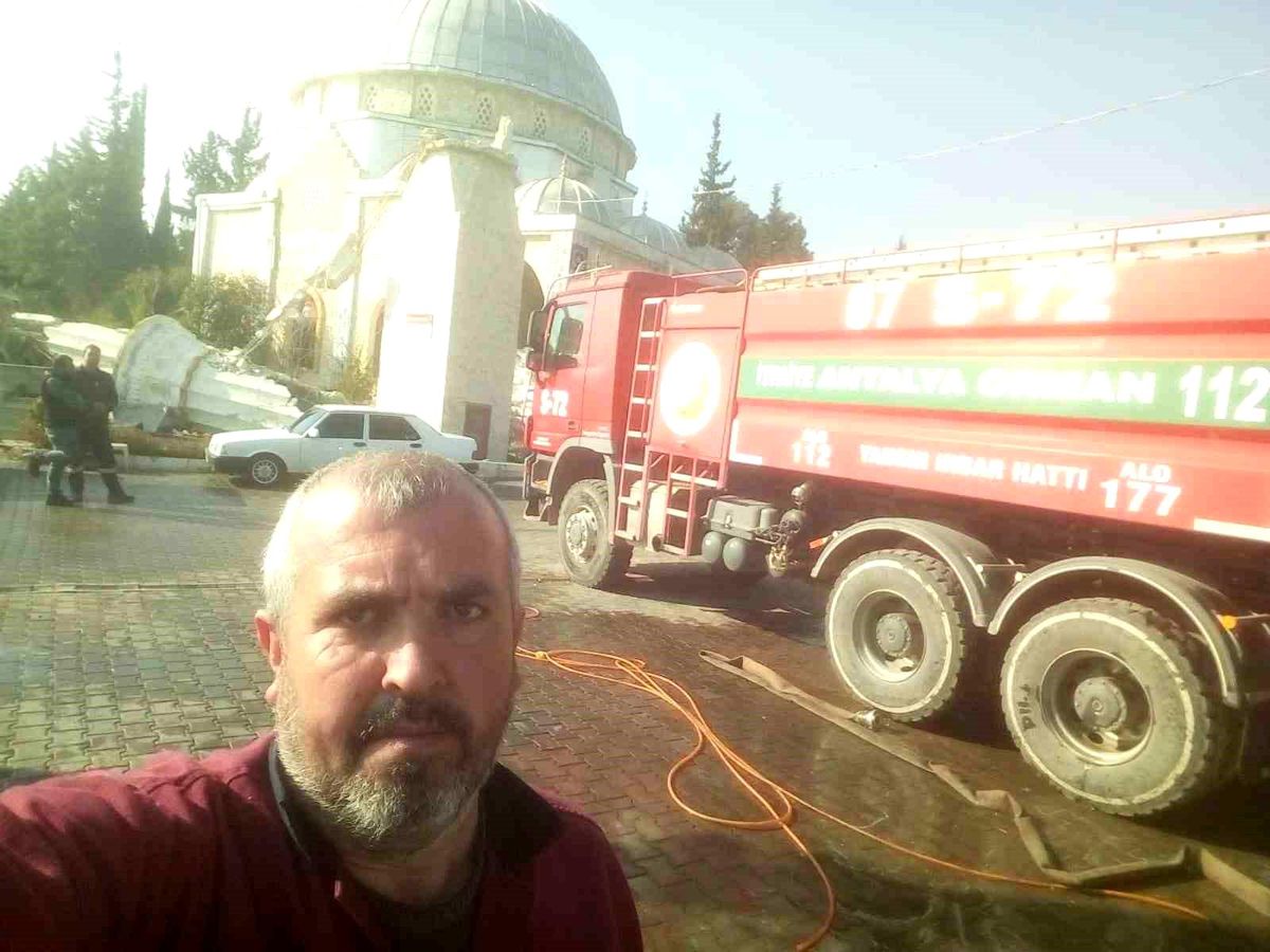 Arazözler depremzedelere su taşıyor